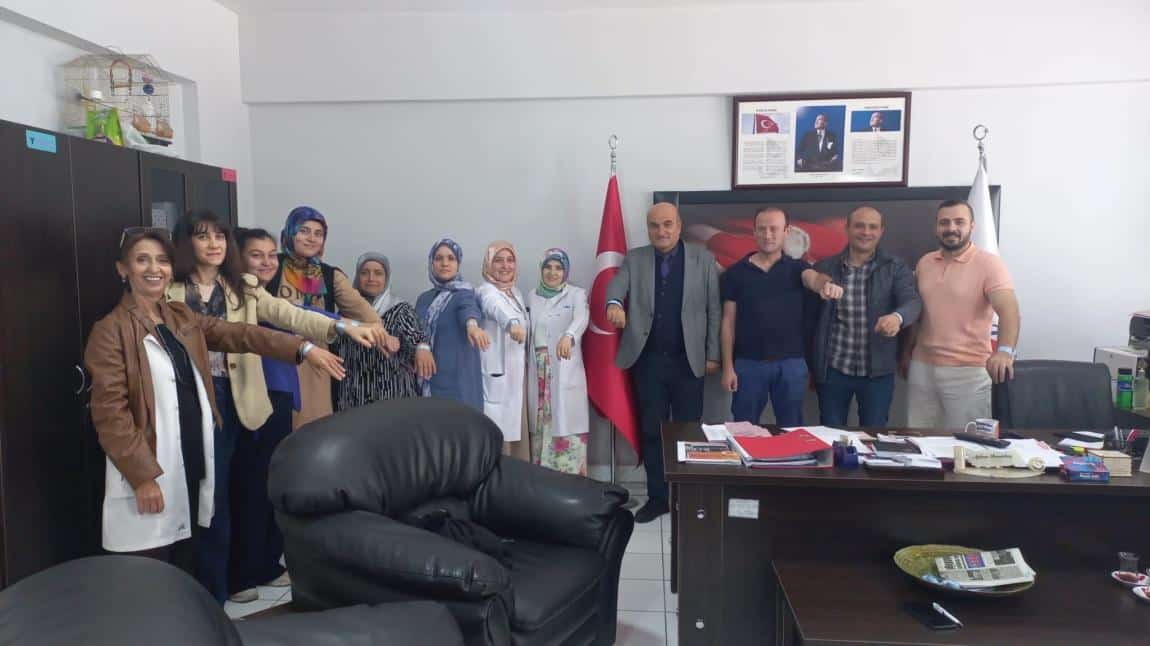 FİLİSTİNLİ KARDEŞLERİMİZE ÖĞRETMENLERİMİZ, PERSONELİMİZ VE ÖĞRENCİLERİMİZLE DESTEK OLMAK İÇİN BİR ARAYA GELDİK.